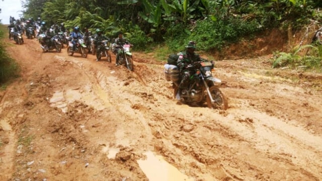 Sejumlah motor membawa bantuan untuk Bengkayang. (Foto: Dok. Sespri Presiden)