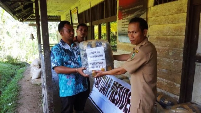 Bantuan untuk Anak Bengkayang. (Foto: Dok. Sespri Presiden)