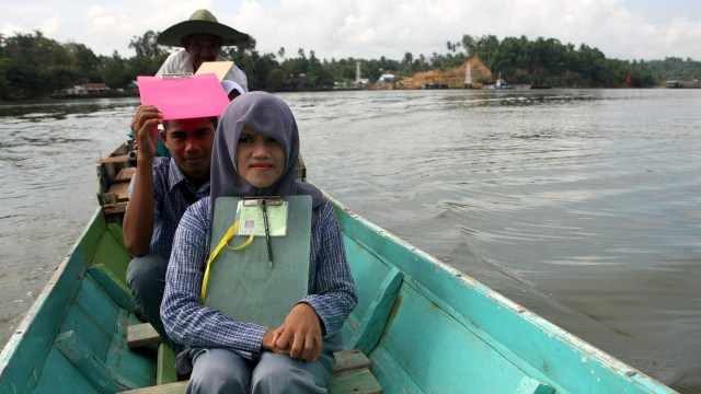 Naik sampan ke lokasi UN (Foto: Jojon/Antara)