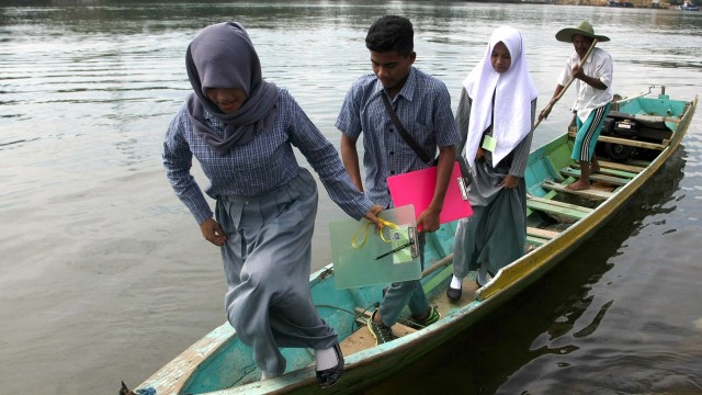 Naik sampan ke lokasi UN (Foto: Jojon/Antara)