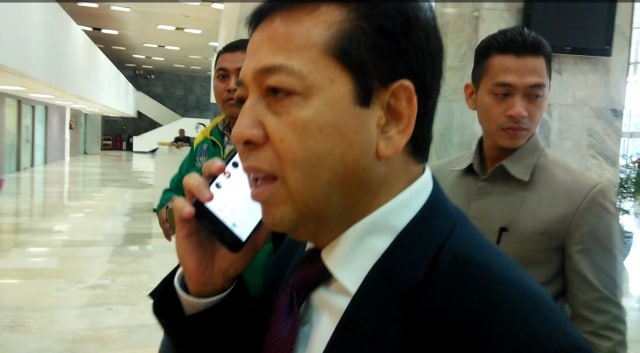 Setya Novanto saat menerima telepon. (Foto: Dok. twitter: @reporterjail)