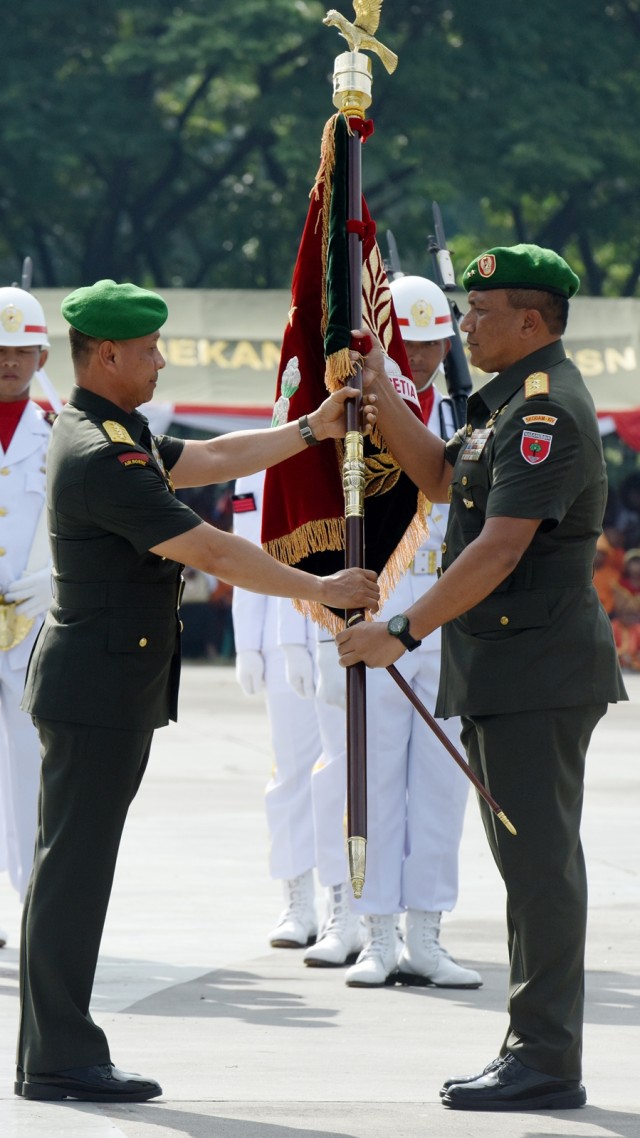 KSAD Mulyono dan Pangdam Agus Surya Bakti (Foto: Antara/Yusran Ucang)