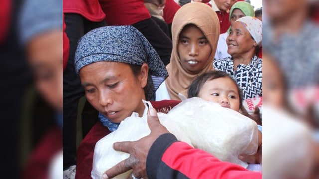 Ilustrasi pembagian sembako. (Foto: Antara/Ari Bowo Sucipto)