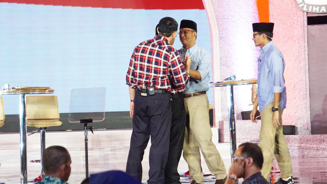 Anies berbincang dengan Ahok dan Djarot. (Foto: Aditia Noviansyah/kumparan)