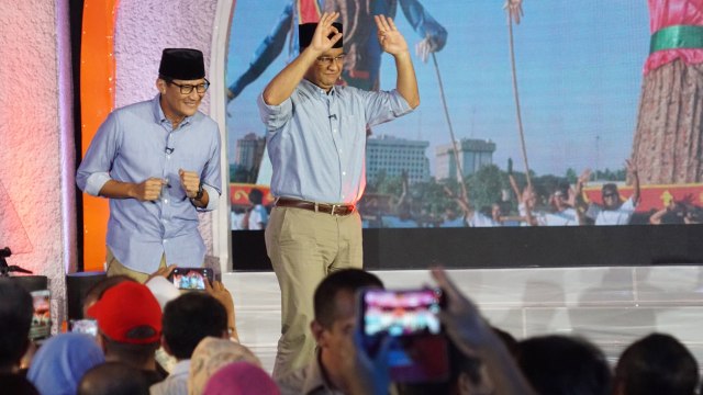 Anies dan Sandi menyapa para pendukungnya (Foto: Aditia Noviansyah/kumparan)