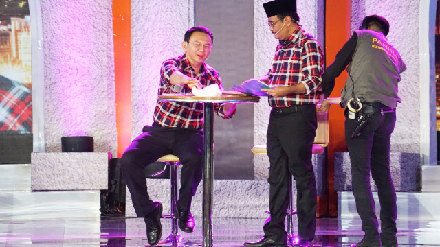 Ahok dan Djarot saat rehat debat pilgub DKI. (Foto: Aditia Noviansyah/kumparan)