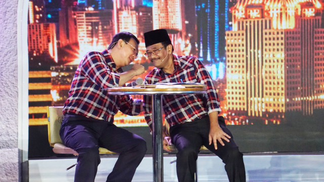 Ahok berbincang dengan Djarot saat debat. (Foto: Aditia Noviansyah/kumparan)