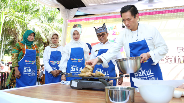 Abdullah Azwar Anas & Chef Juna masak pecel pitik. (Foto: Humas Pemkab Banyuwangi)