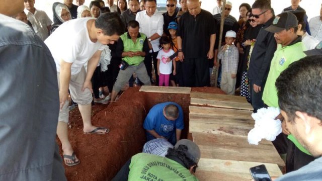 Suasana pemakaman presenter Leo Loemanto (Foto: Prabarini Kartika/kumparan)