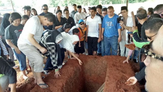 Suasana pemakaman presenter Leo Loemanto (Foto: Prabarini Kartika/kumparan)