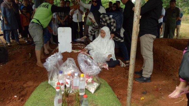 Istri Leo tak kuasa menahan tangis (Foto: Prabarini Kartika/kumparan)