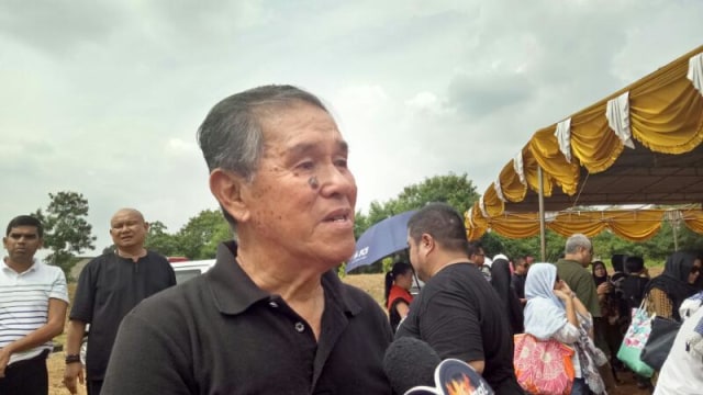 Ayah Leo Lumanto usai hadiri pemakaman (Foto: Prabarini Kartika/kumparan)