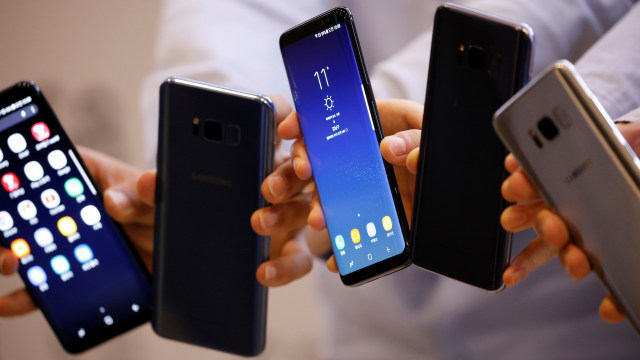 Samsung Galaxy S8 dan S8 Plus. (Foto: REUTERS/Kim Hong-Ji)