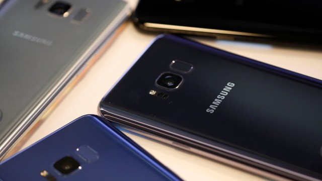 Samsung Galaxy S8 dan S8 Plus. (Foto: REUTERS/Kim Hong-Ji)