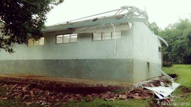 Atap sekolah SMP PGRI 2 Tenjo Rubuh. (Foto: Dok. Saitibi)