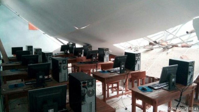 Atap ruang komputer rubuh. (Foto: Dok. Saitibi)