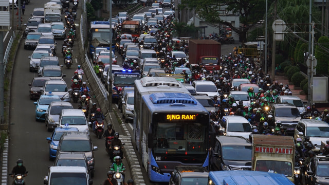 Macet di Kawasan Pancoran Jakarta Foto: Aditia Noviansyah/kumparan