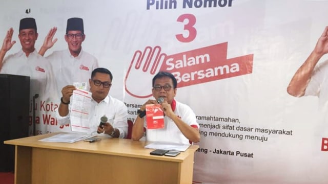 Tim Anies-Sandi Laporkan Bank DKI ke OJK. (Foto: Dok. Anies-Sandi Media Center)