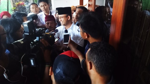 Anies Baswedan di rumah Taufiq Ismail. (Foto: Wandha Hidayat/kumparan)