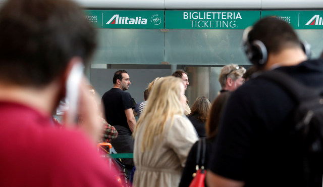 Suasana di Bandara Internasional Fiumicino.  (Foto: REUTERS/Remo Casilli )