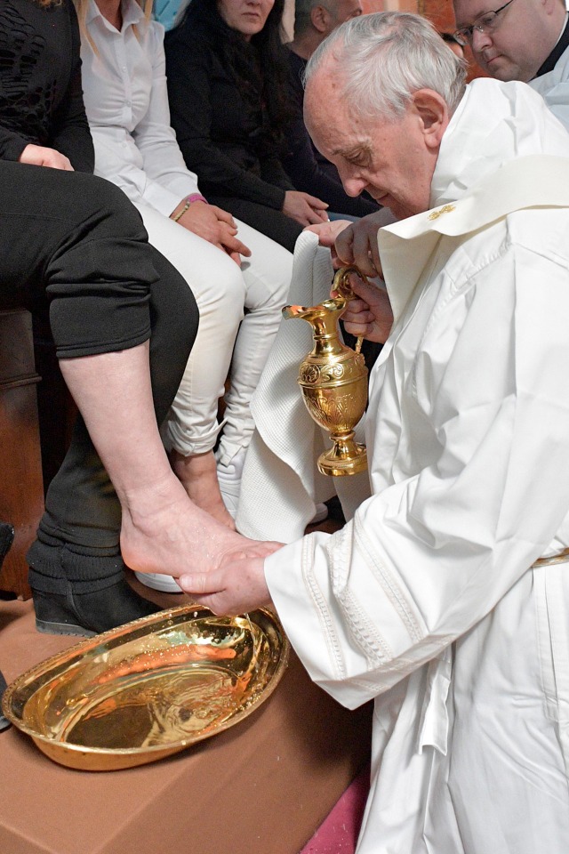 Paus Francis mencuci kaki narapidana di Roma. (Foto: Osservatore Romano/Handout via REUTERS)