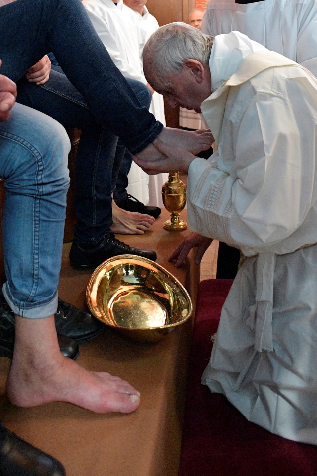 Paus Francis mencuci kaki narapidana di Roma. (Foto: Osservatore Romano/Handout via REUTERS)