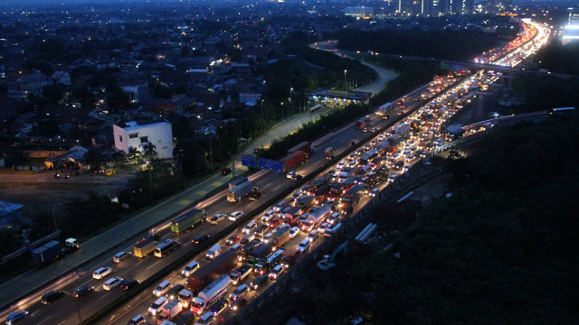 Kemacetan Tol Cikampek (Foto: Antara/Risky Andrianto)