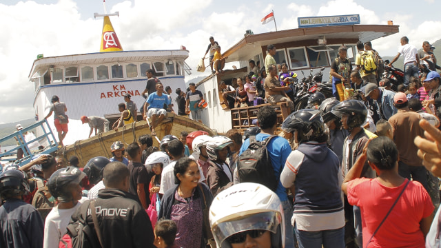 Peziarah Prosesi Semana Santa Larantuka. (Foto: Antara/Kornelis Kaha)