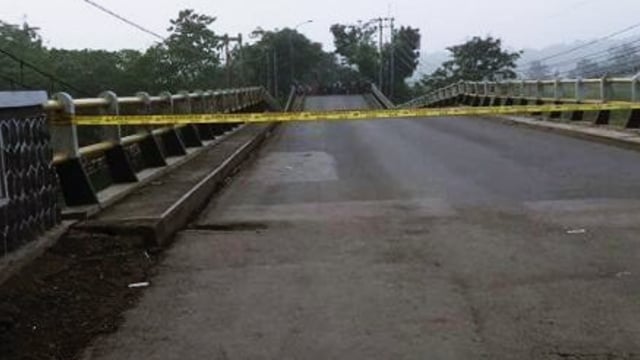 Jembatan Cipamingkis Ambruk (Foto: Dok. Sutopo Purwo Nugroho)