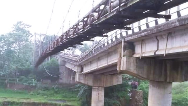 Jembatan Cipamingkis Ambruk (Foto: Dok. Sutopo Purwo Nugroho)