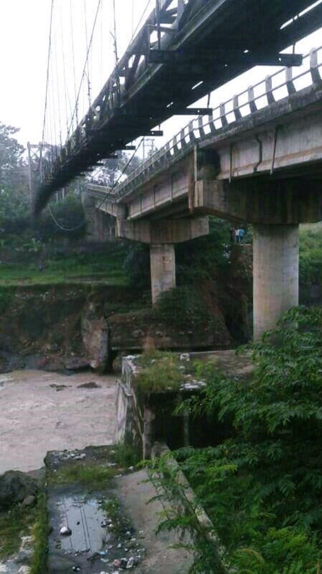 Jembatan Cipamingkis Ambruk (Foto: Dok. Sutopo Purwo Nugroho)