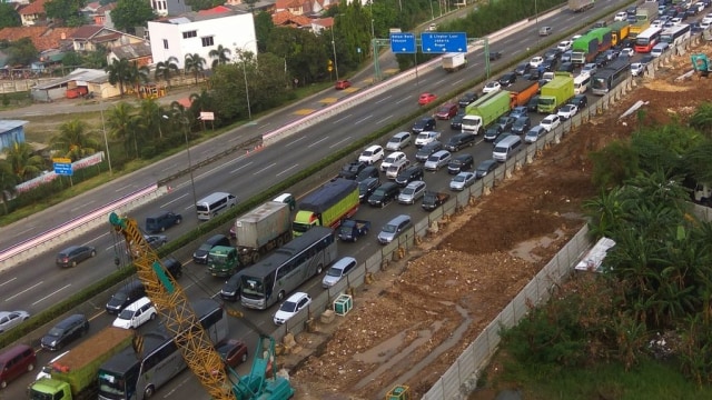 Kemacetan di Tol Cikampek ruas Bekasi Barat. (Foto: Twitter @TMCPoldaMetro)