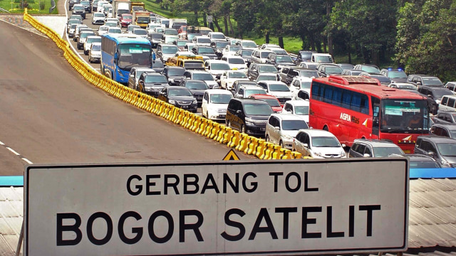 Kemacetan di gerbang Tol Bogor, Ciheuleut. (Foto: Arif Firmansyah/Antara)