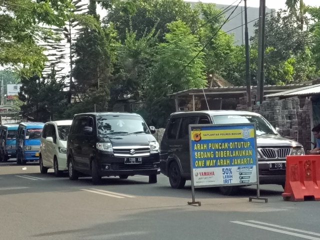 Penutupan jalur di Puncak (Foto: Rachmadin Ismail/kumparan)