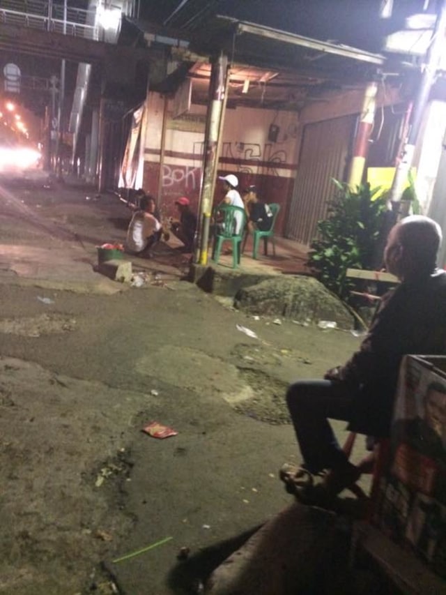 Tempat pembagian sembako dari Ahok-Djarot. (Foto: Kelik Wahyu/kumparan)