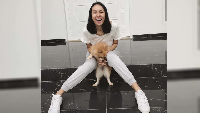 Kalina Ocktaranny bersama anjingnya Casey. (Foto: Instagram/@kalinaocktaranny)