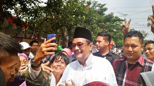 Warga berselfie dengan Djarot. (Foto: Nadia Jovita Injilia Riso/kumparan)