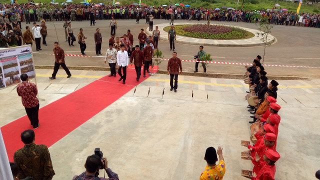 Jokowi hadiri peresmian Masjid Raya Jakarta. (Foto: Kevin Kurnianto/kumparan)