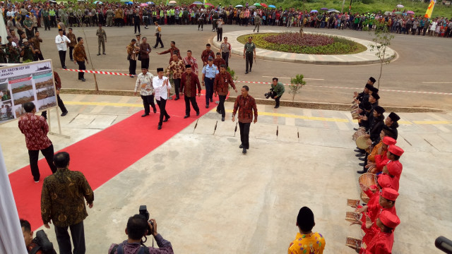 Jokowi hadiri peresmian Masjid Raya Jakarta. (Foto: Kevin Kurnianto/kumparan)