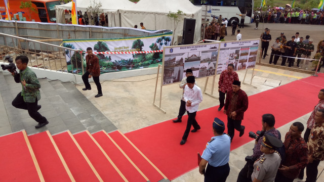 Jokowi hadiri peresmian Masjid Raya Jakarta. (Foto: Kevin Kurnianto/kumparan)