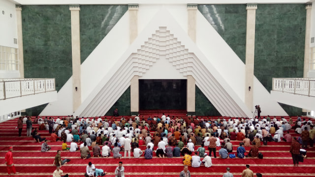 Jemaah di Masjid Raya Jakarta. (Foto: Kevin Kurnianto/kumparan)