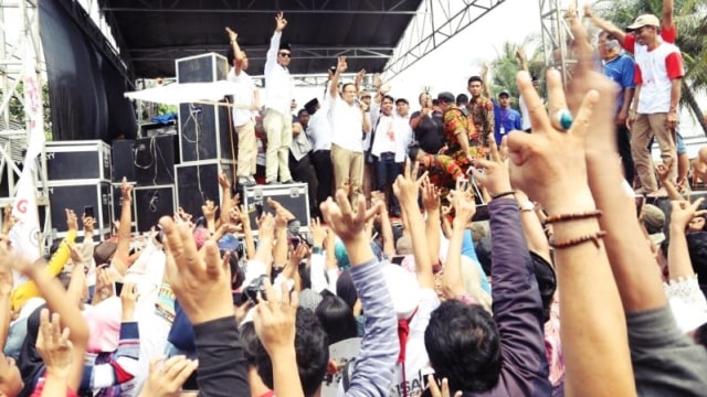 Timses Anies-Sandi di Kalijodo. (Foto: Ainul Qalbi/kumparan)