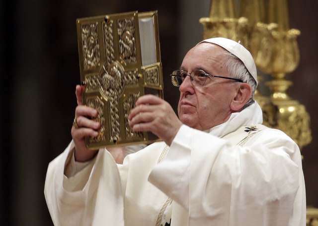 Paus Fransiskus memimpin Misa Paskah. (Foto: REUTERS/Max Rossi)