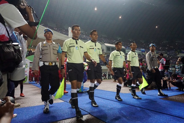 Para hakim garis pertandingan Persib vs Arema (Foto: Aditia Noviansyah/kumparan)