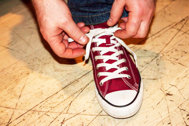 Potret seseorang mengikat tali sepatu (Foto: Thinkstock)