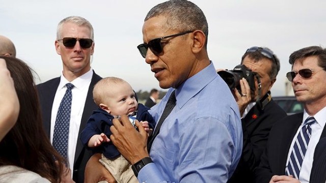 Barrack Obama Menggendong Bayi (Foto: Reuters)
