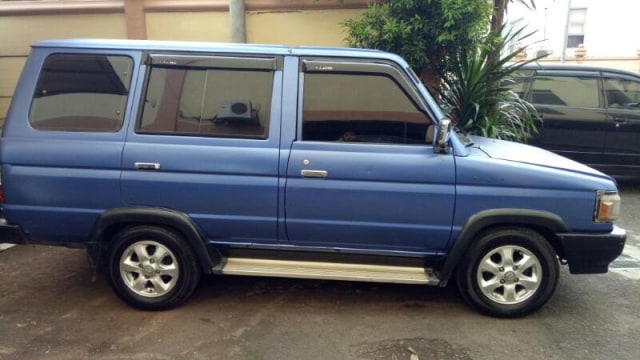 Mobil lain di TKP terbakarnya avanza di Cawang. (Foto: Anggi Dwiky/kumparan)