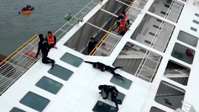 Upaya evakuasi korban Sewol (Foto: Korea Coast Guard via Reuters)