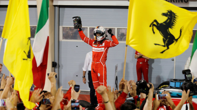 Vettel merayakan gelar juara GP Bahrain. (Foto: REUTERS/Hamad I Mohammed)