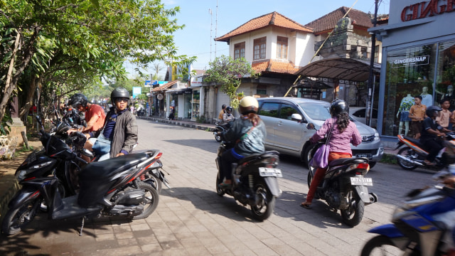 Kendaraan lalu lalang di jalan raya Ubud, Bali. (Foto: Niken Nurani/kumparan)